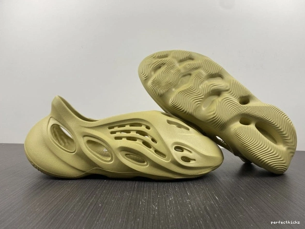GV6775 Yeezy Foam RNNR Adidas Sulfur 0819